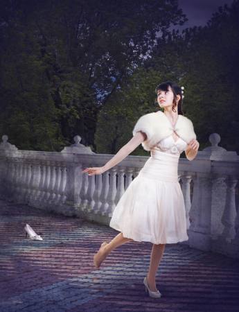 kadın, beyaz, elbise, bahçe, yürüme Evgeniya Tubol - Dreamstime