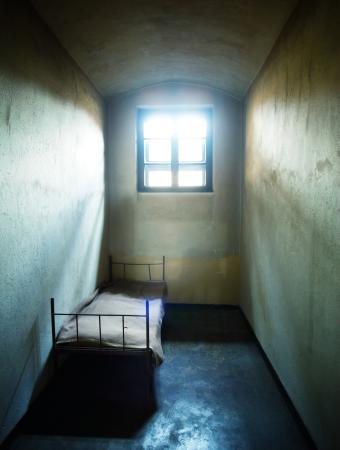 Cezaevi, hücre, yatak, pencere Constantin Opris - Dreamstime