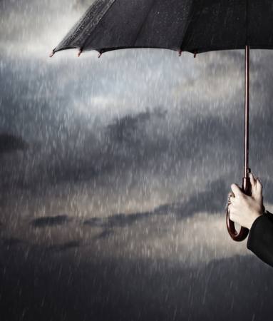 yağmur, şemsiye, damla, el Arman Zhenikeyev - Dreamstime
