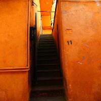 Pixwords Görüntü merdiven, kırmızı, koyu, sokak Zeno Ovidiu Mihoc - Dreamstime
