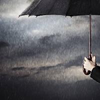 Pixwords Görüntü yağmur, şemsiye, damla, el Arman Zhenikeyev - Dreamstime