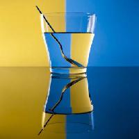 Pixwords Görüntü cam, kaşık, su, sarı, mavi Alex Salcedo - Dreamstime