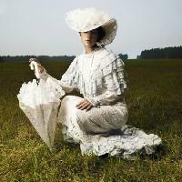 Pixwords Görüntü kadın, yaşlı, şemsiye, beyaz, alan, çim George Mayer - Dreamstime